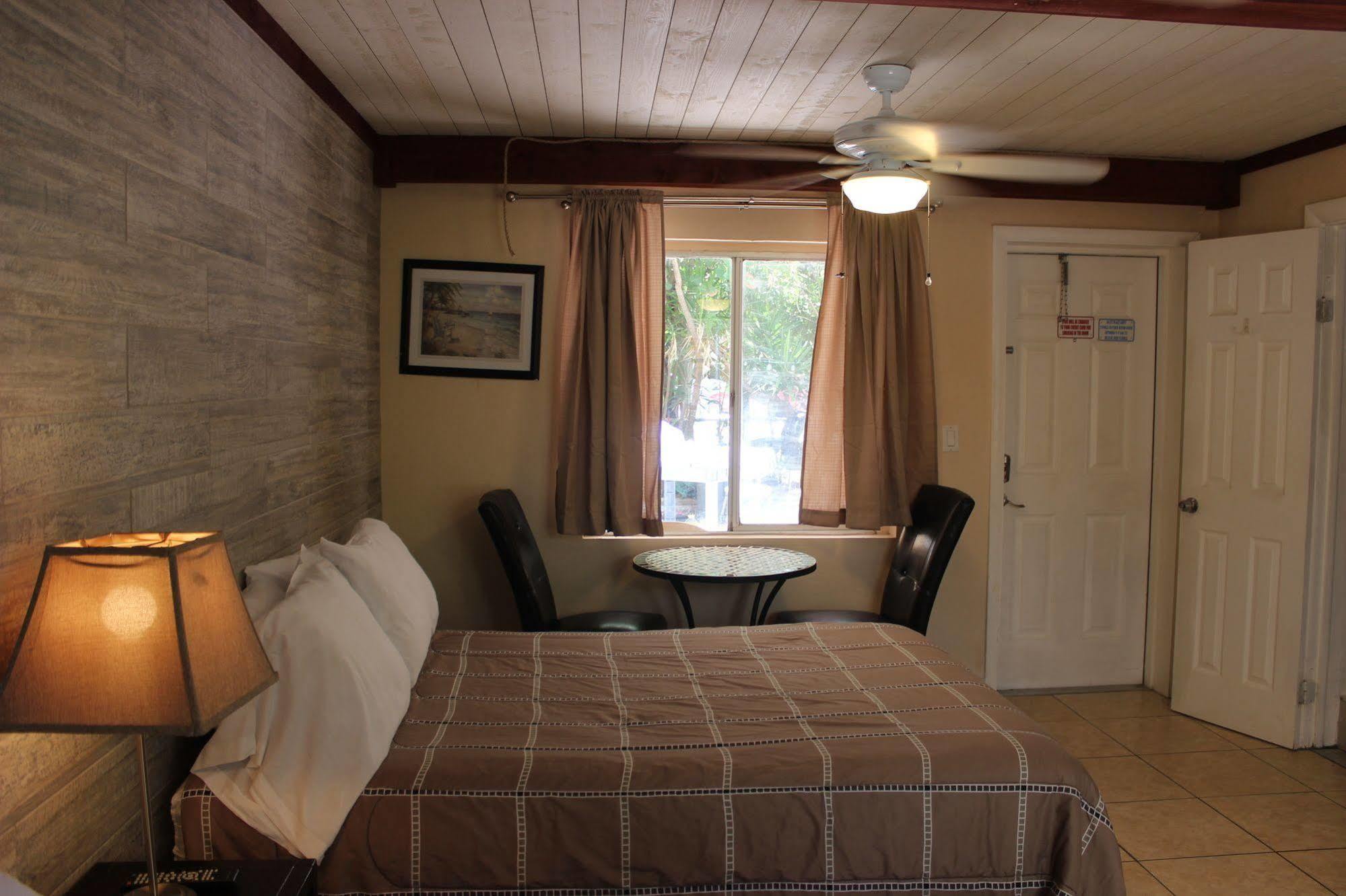 Schooner Hotel St. Pete Beach Buitenkant foto