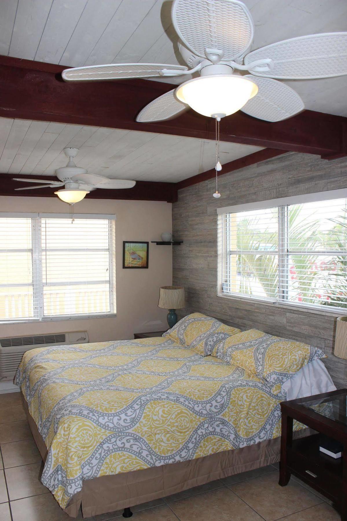 Schooner Hotel St. Pete Beach Buitenkant foto