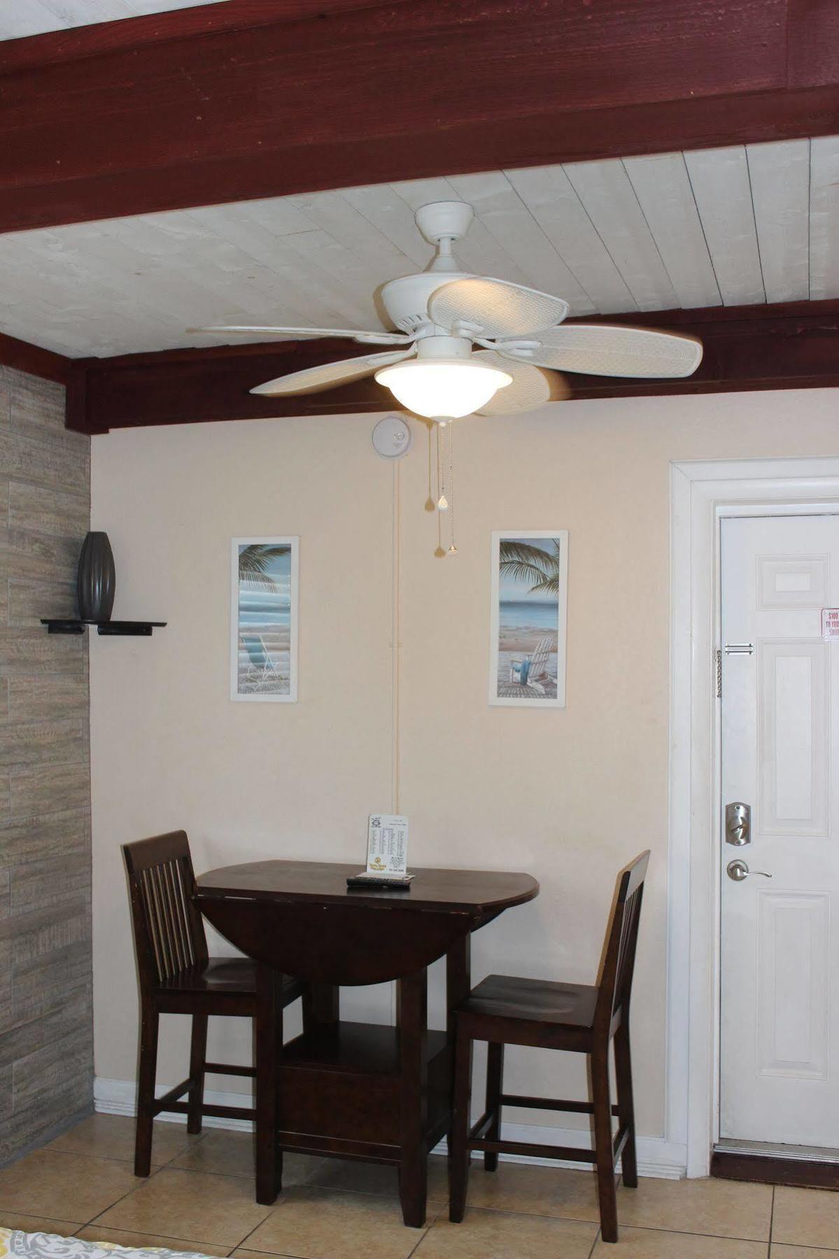 Schooner Hotel St. Pete Beach Buitenkant foto