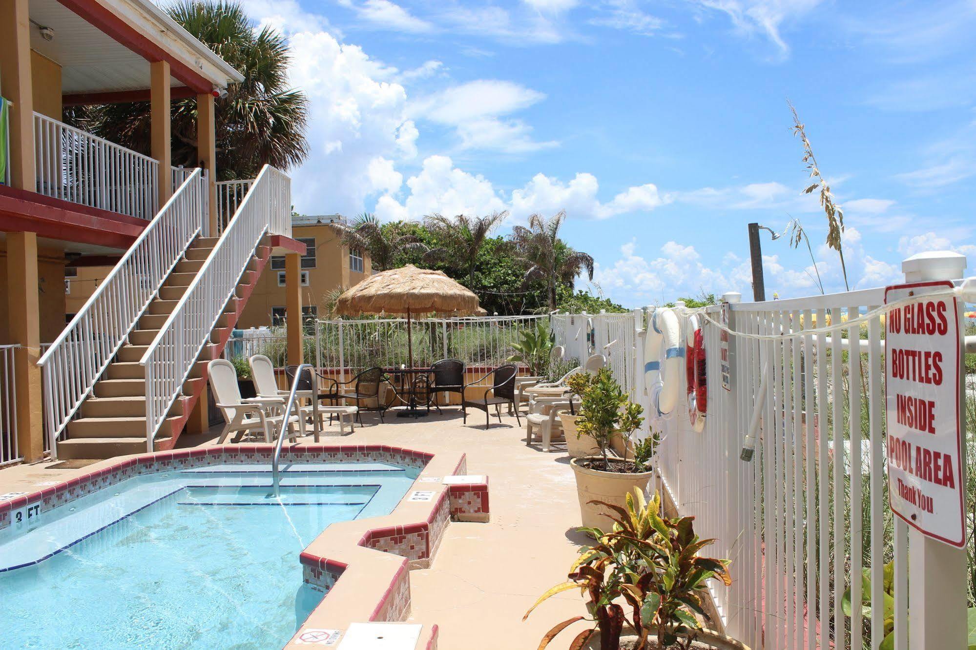 Schooner Hotel St. Pete Beach Buitenkant foto